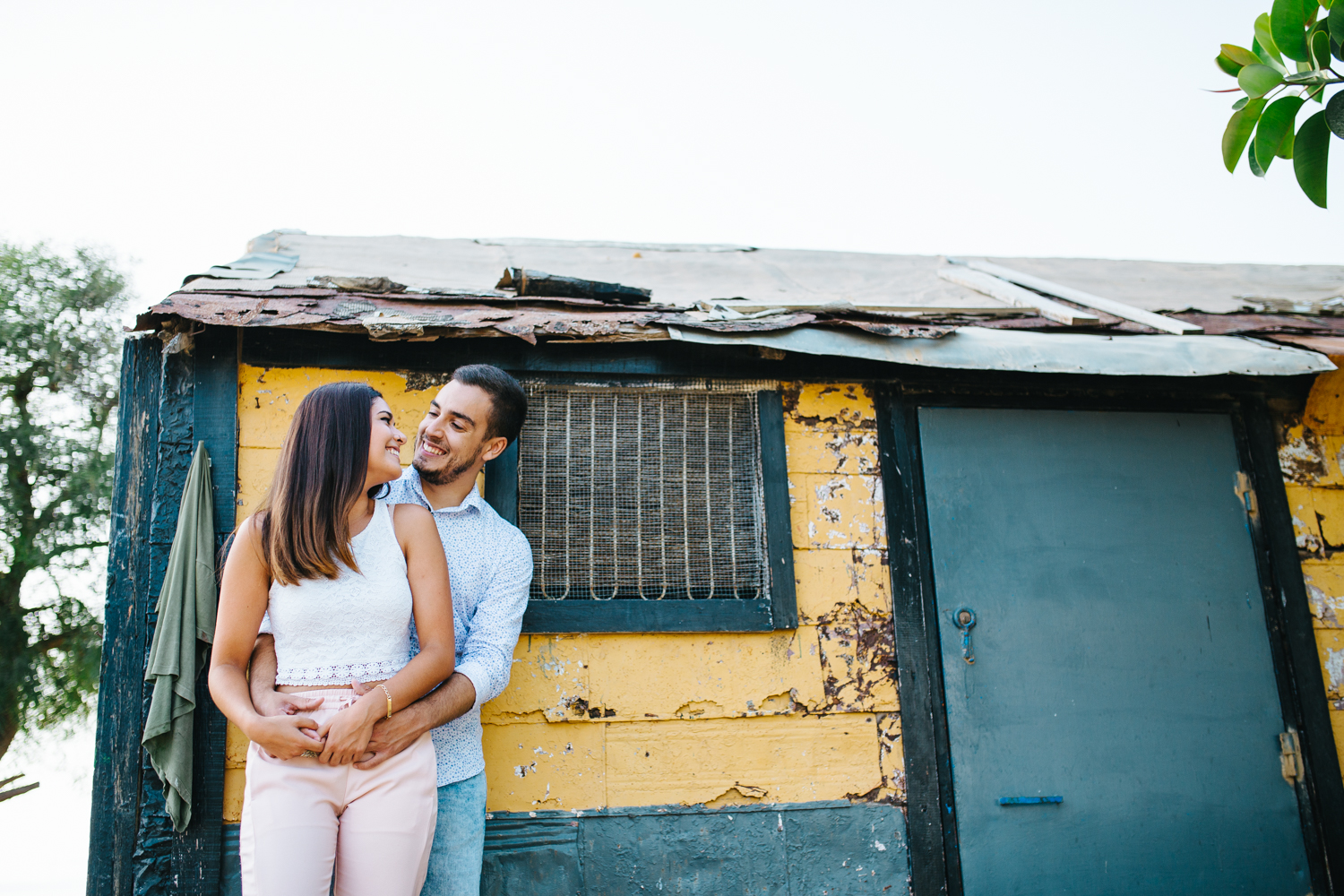pareja durante sesión fotográfica en San Fernando