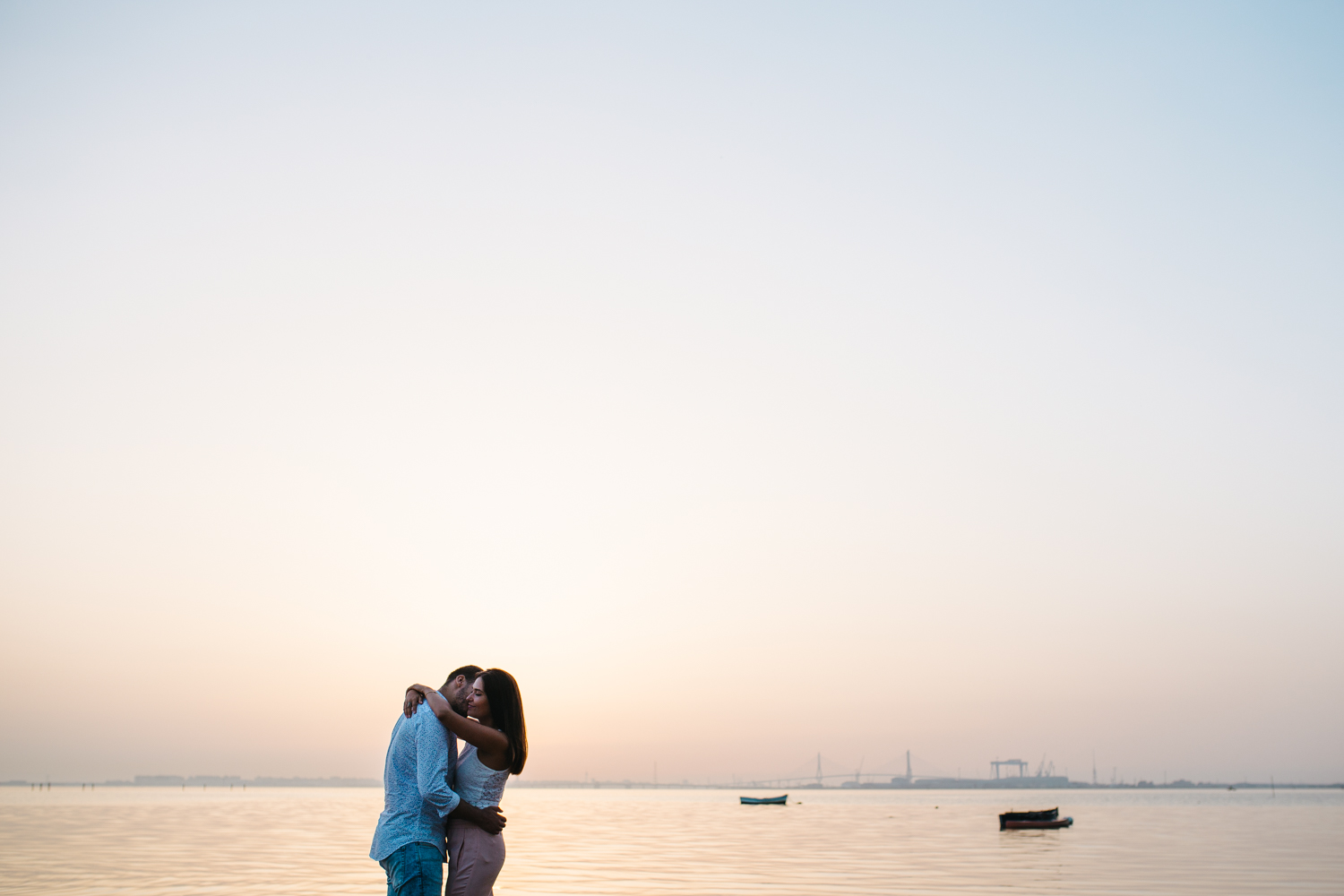 pareja durante sesión fotográfica en San Fernando