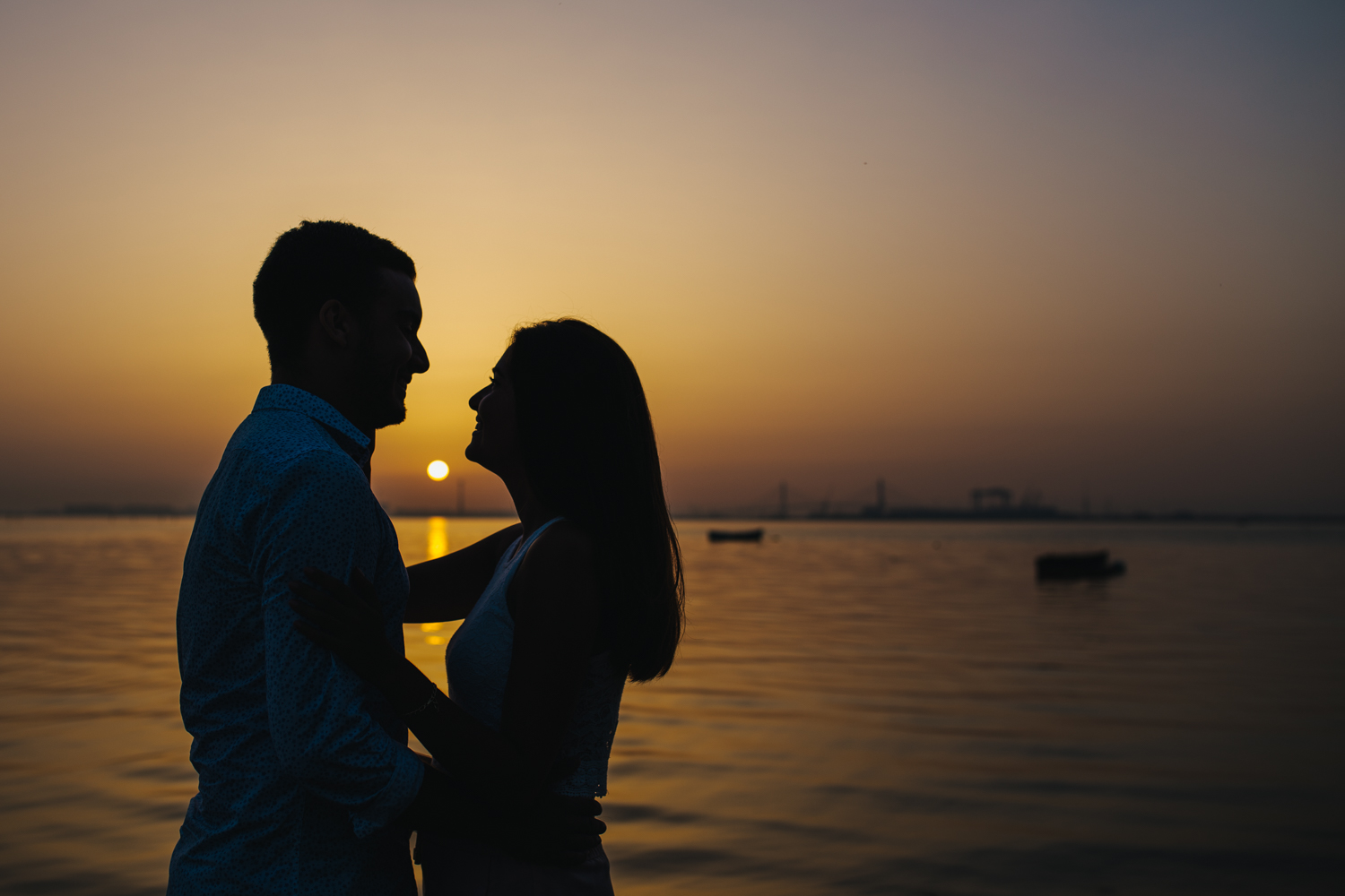 pareja durante sesión fotográfica en San Fernando