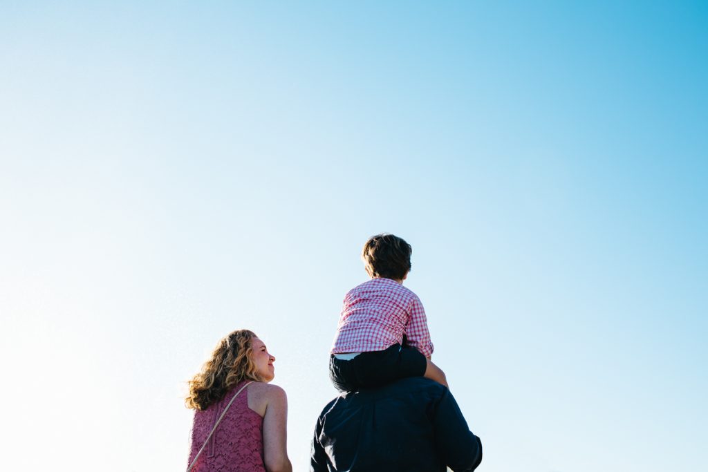 Pareja con su hijo disfrutando de una tarde en un parque infantil de Jerez